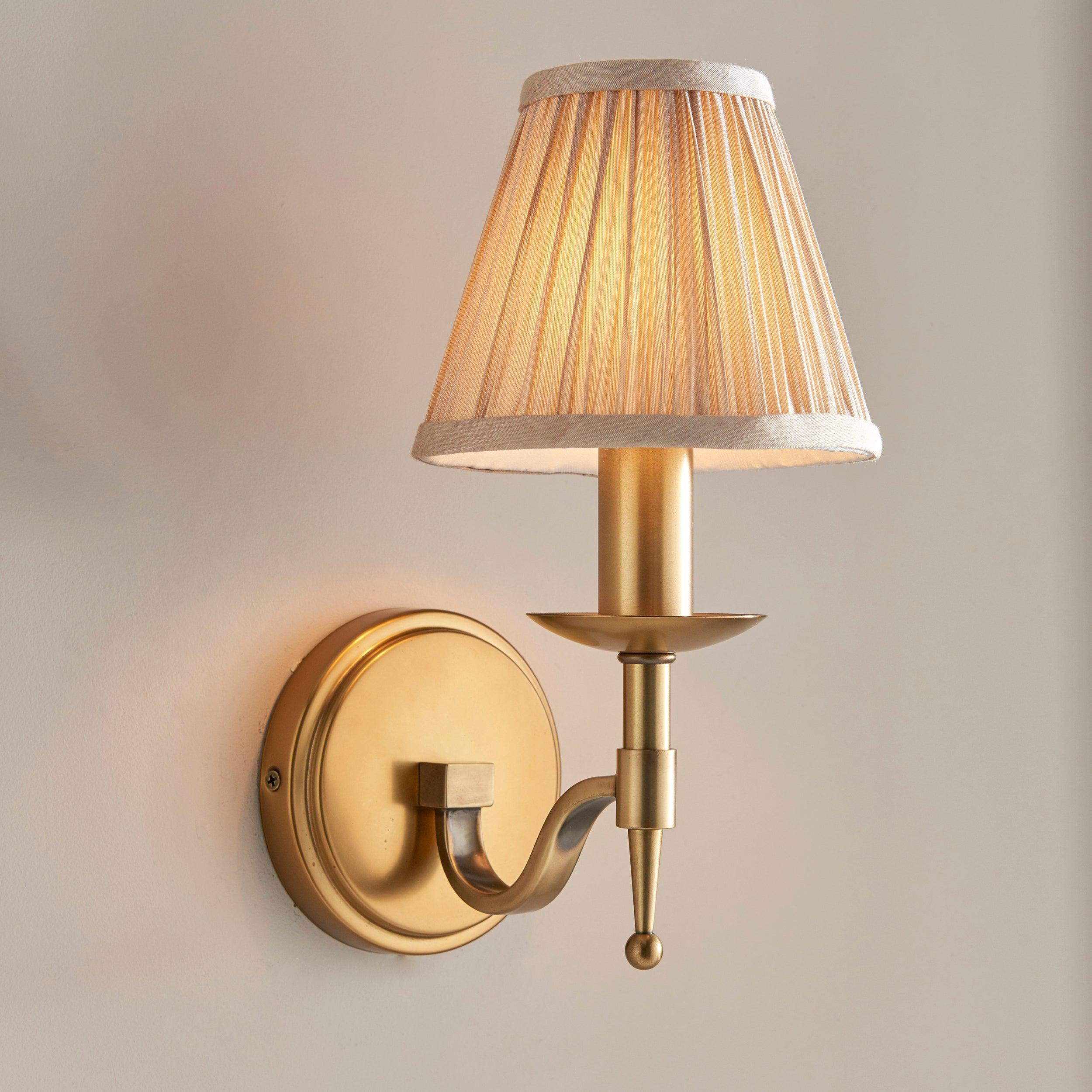 Applique Singola in Ottone Antico Stanford con Paralume Beige