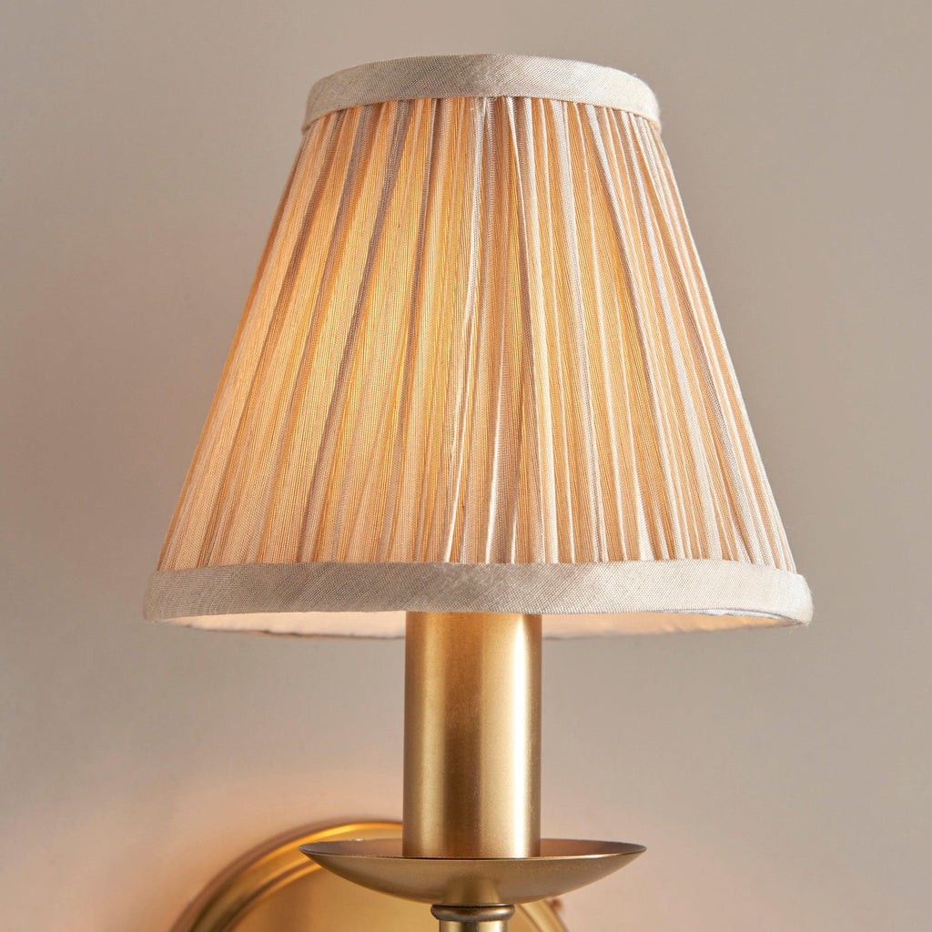 Applique Singola in Ottone Antico Stanford con Paralume Beige