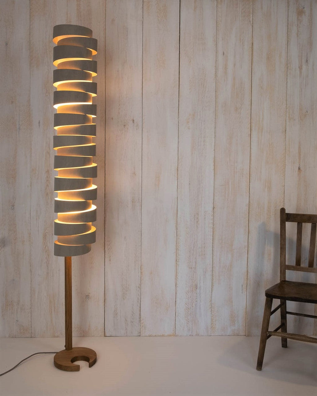 Lampada da terra Wrap in rovere Stuart Lamble (Consegna espressa)