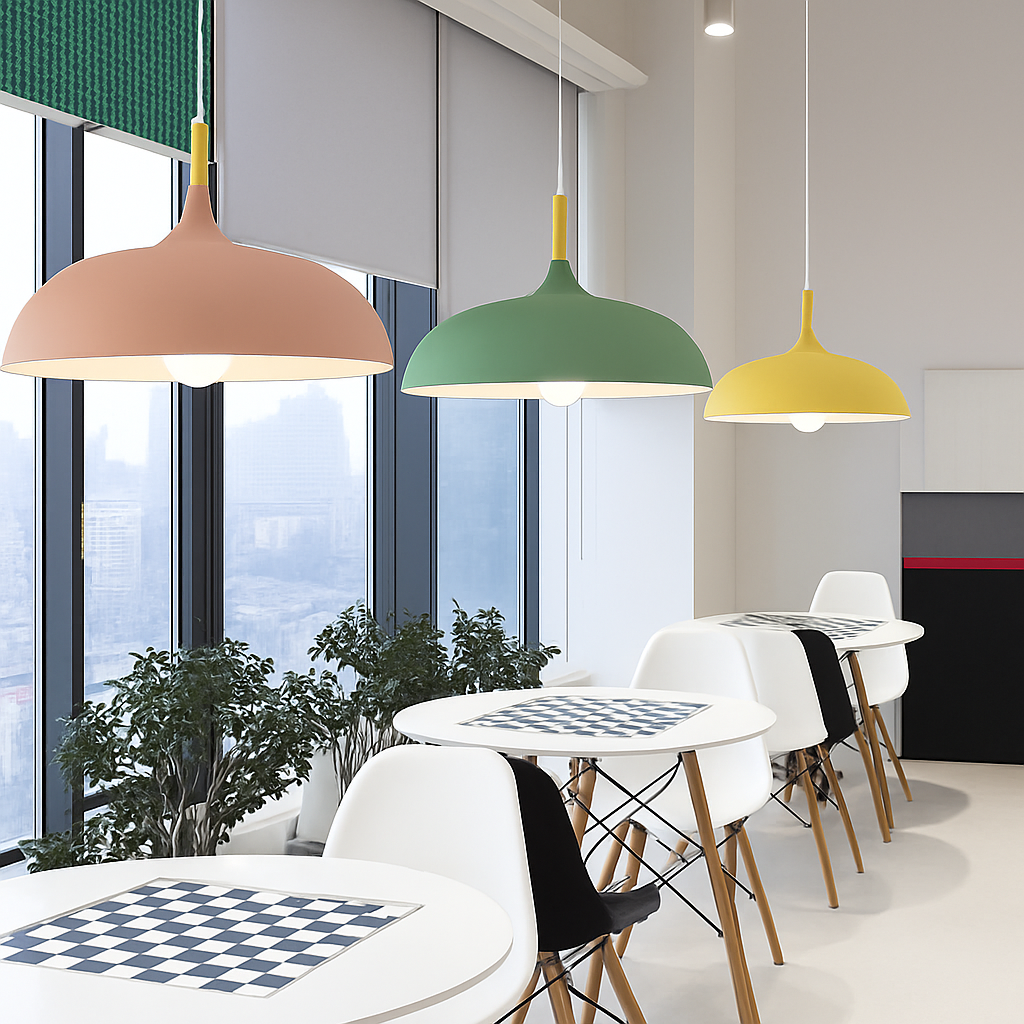 Sospensione in alluminio colorato e stelo in legno