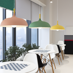 Sospensione in alluminio colorato e stelo in legno