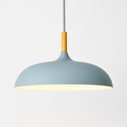 Sospensione in alluminio colorato e stelo in legno