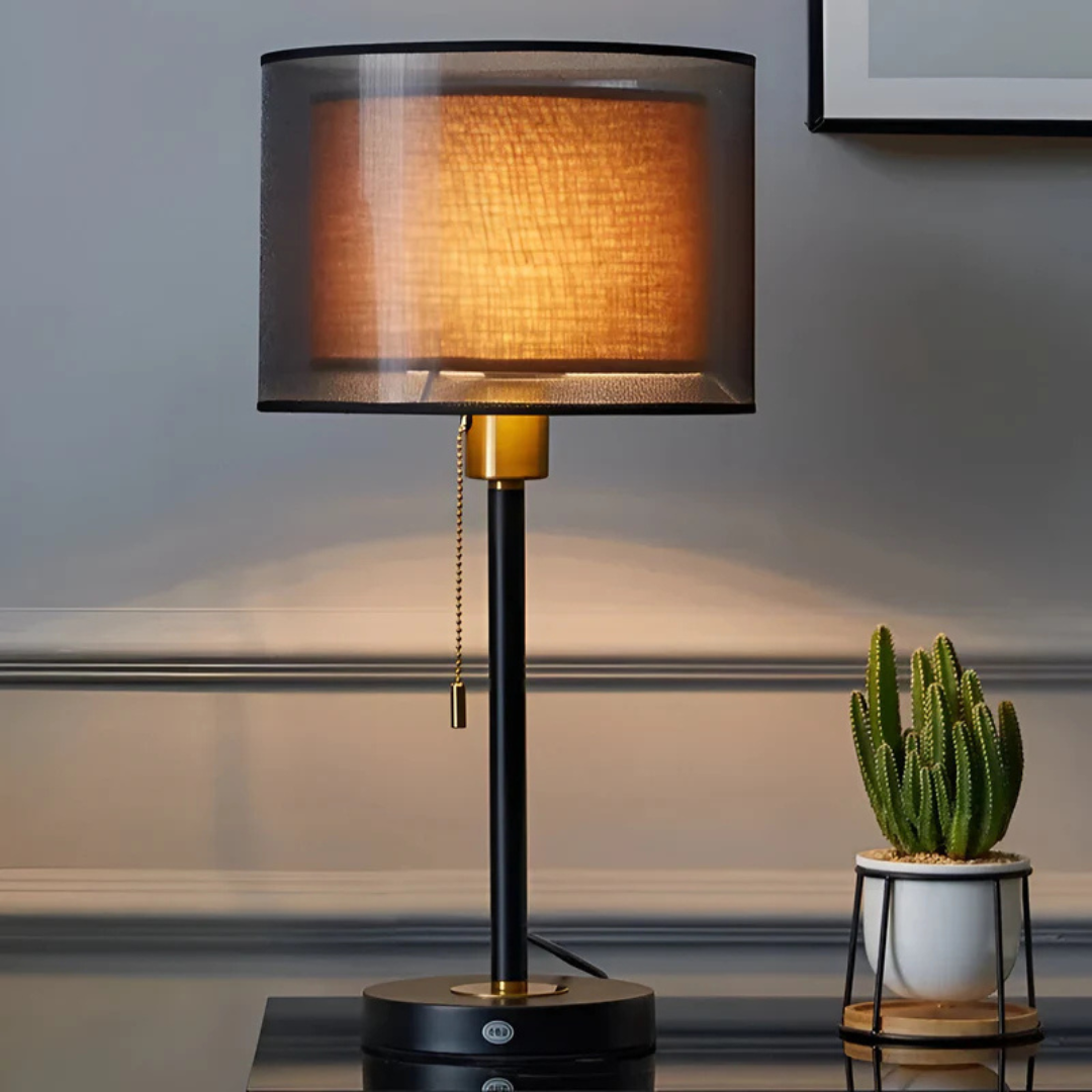 Lampada da tavolo vintage con paralume doppio in tessuto per un'atmosfera calda