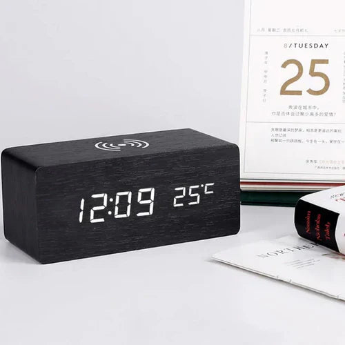 TimberTick - Orologio da tavolo in legno con ricarica wireless e display LED