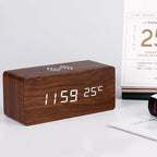 TimberTick - Orologio da tavolo in legno con ricarica wireless e display LED